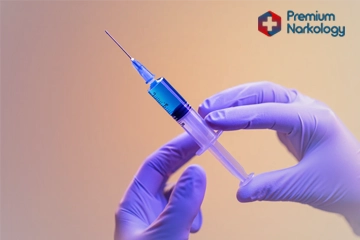 Шприц с медикаментом в руке врача